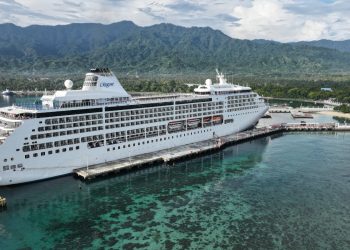 Bawa Ratusan Wisatawan, Kapal Pesiar MS Seven Seas Voyager Sandar di Pelabuhan Celukan Bawang