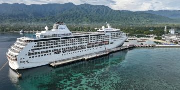 Bawa Ratusan Wisatawan, Kapal Pesiar MS Seven Seas Voyager Sandar di Pelabuhan Celukan Bawang