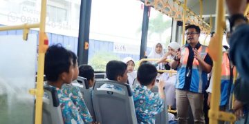 Belajar Cinta Bumi dari Atas Bus Listrik: Cerita Anak-anak Belawan di Hari Bumi
