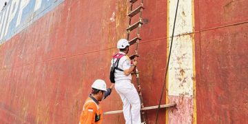 Kapal Induk Cina Sandar Perdana di Pulau Baai Bengkulu, SPJM Cetak Sejarah Baru Pemanduan Kapal Raksasa!