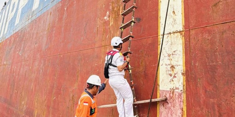 Kapal Induk Cina Sandar Perdana di Pulau Baai Bengkulu, SPJM Cetak Sejarah Baru Pemanduan Kapal Raksasa!