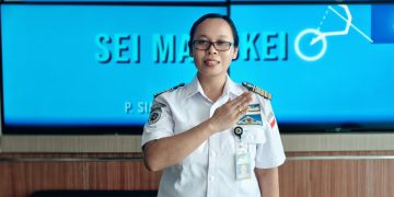 Pandu Wanita Tangguh Capt. Rosalina Sukses Pemandu Kapal Pesiar Raksasa di Kuala Tanjung