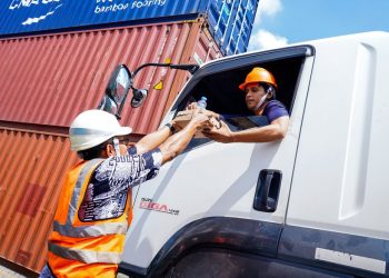 TPS Peduli: Bagikan Paket Makanan untuk Pengemudi Truk Pelabuhan Setiap Jumat, Banyak Sopir Terenyuh!