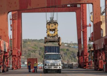 Arus Truk Peti Kemas di TPK Kupang Kembali Lancar