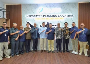 Direksi Pelindo Tinjau Kegiatan Operasional di Terminal Teluk Lamong