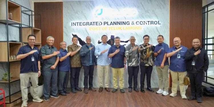 Direksi Pelindo Tinjau Kegiatan Operasional di Terminal Teluk Lamong