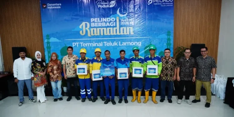 Melalui Pelindo Berbagi Ramadan, Terminal Teluk Lamong Bagikan Sembako Gratis dan Santunan Anak Yatim