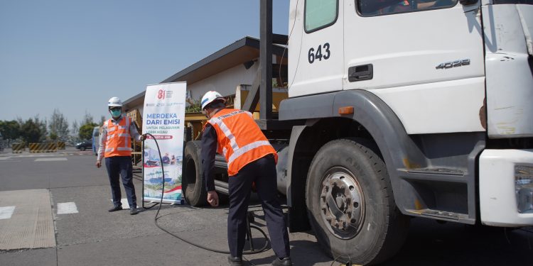 Targetkan 100 Truk Peti Kemas, Pelindo Terminal Petikemas dan Pelindo Regional 3 Gelar Uji Emisi di TTL dan TPS
