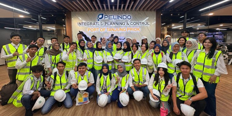 Mengintip Dapur Pelabuhan! Peserta MAGENTA Tur Eksklusif dari Control Room hingga Lapangan IPC TPK
